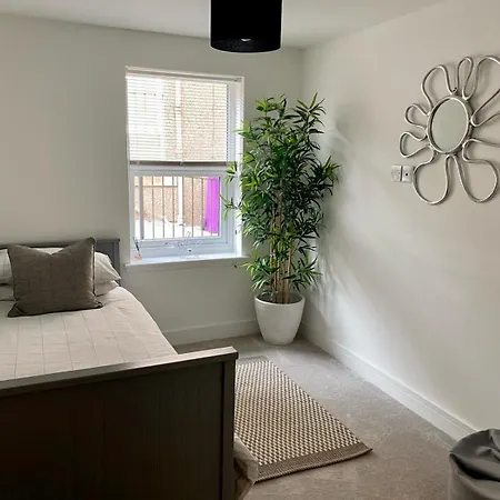 Modern 2 Bedroom Flat In Montrose Exterior photo