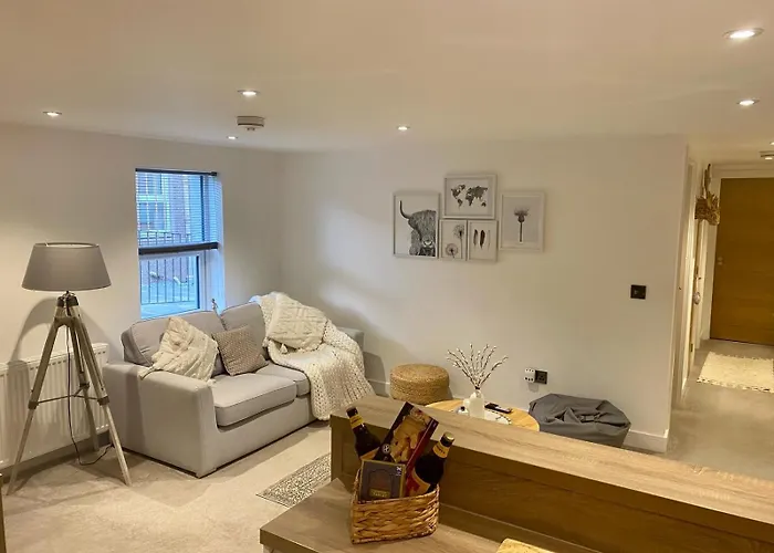 Modern 2 Bedroom Flat In Montrose