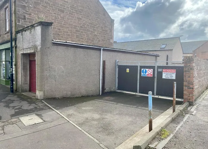 Modern 2 Bedroom Flat In Montrose
