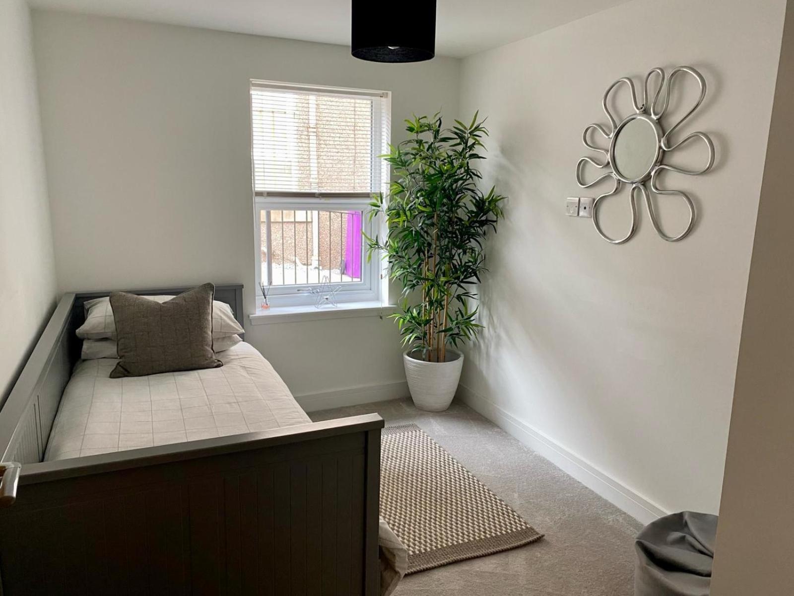 Modern 2 Bedroom Flat In Apartment *