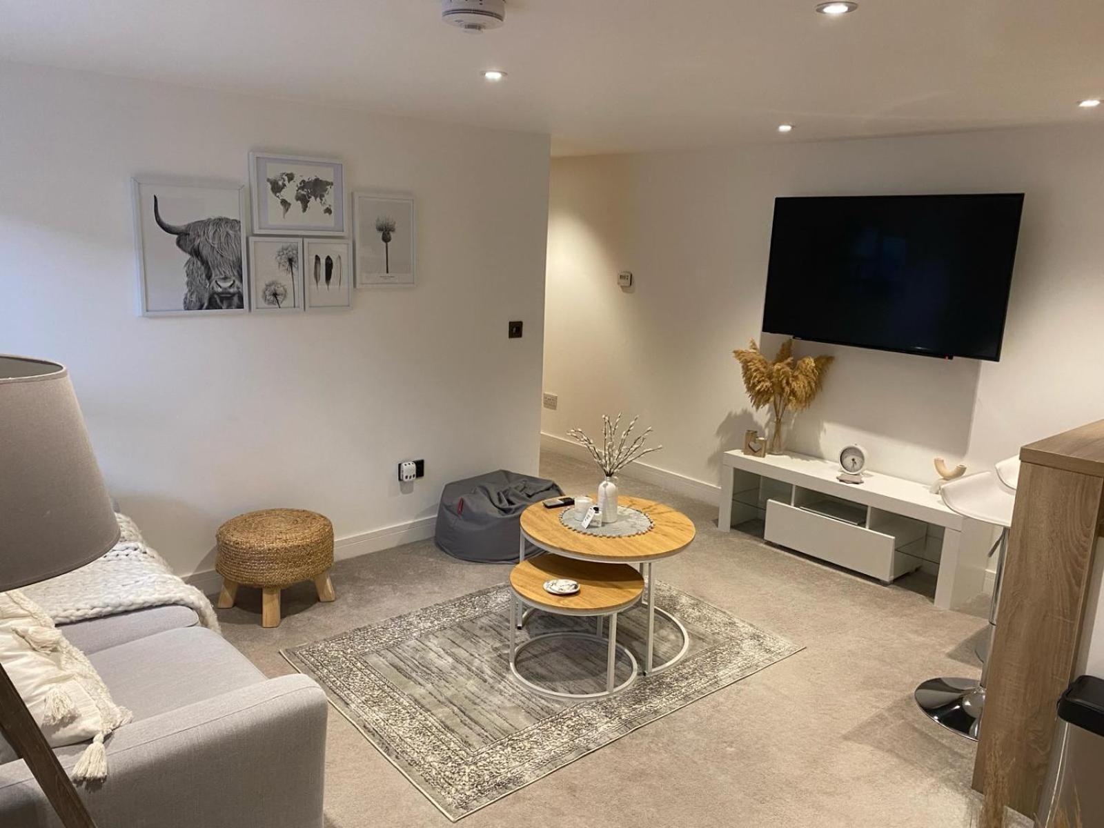 Apartment Modern 2 Bedroom Flat In *