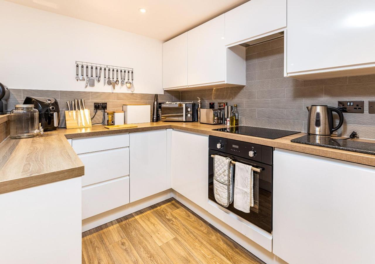 Modern 2 Bedroom Flat In Apartment