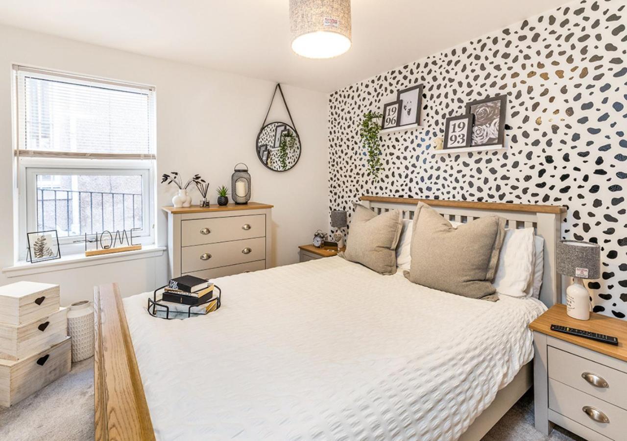 Modern 2 Bedroom Flat In * Montrose