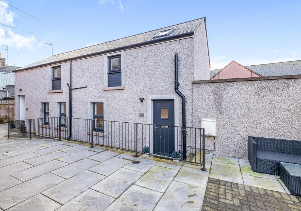 Modern 2 Bedroom Flat In Montrose
